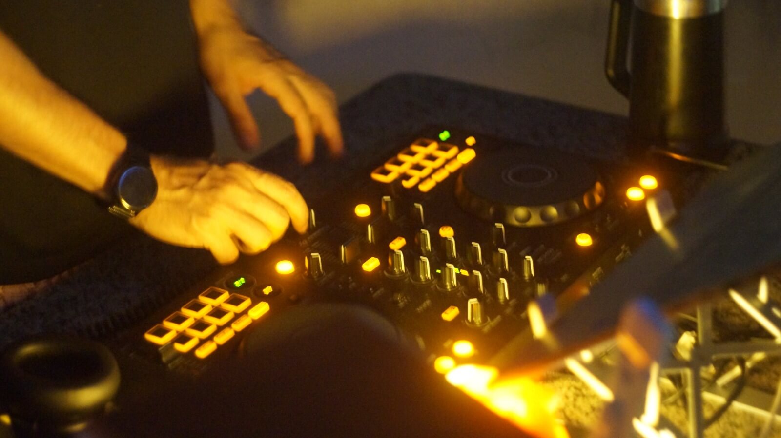 DJ Pacau performing 3