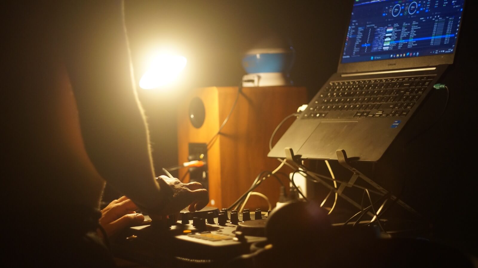 DJ Pacau performing 4